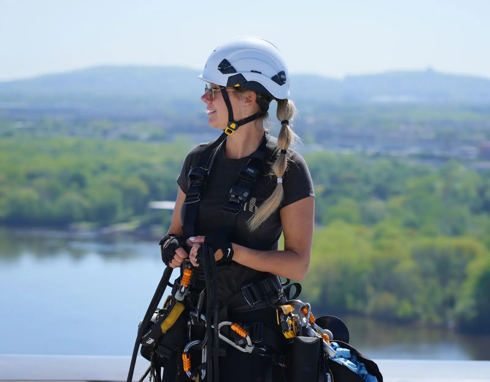 Technicienne d'acces sur cordes